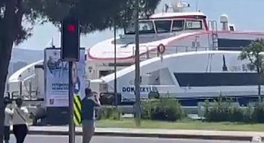 İzmir'de yolcu gemisinin kıyıya çarpma anı kamerada