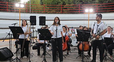 İzmit Belediyesi'nden Özkan Uğur'a müzikal anma