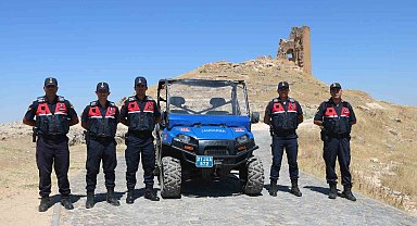 Jandarma, 3 bin yıllık Zerzevan Kalesi'ni UTV ve yaya devriyesi atarak koruyor