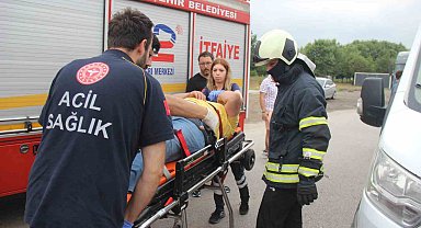 Kamyonetle çarpışan otomobil savruldu, sürücü sıkıştı