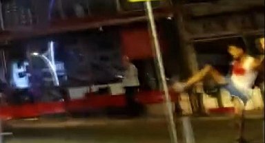 Kanlar içindeki şahıs kelepçenin sıkı olmasına kızdı, duvara kafa attı