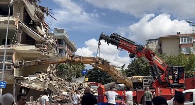 Kartal'da bina yıkımı yapan iş makinası devrildi