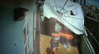 Kartal'da rüzgarın etkisiyle uçan teras şemsiyesi felaketi getiriyordu