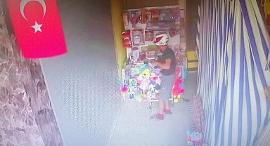 Kasklı oyuncak hırsızı kamerada