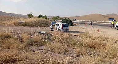 Kaza yapan otomobildeki anne ile çocuğunu ölüm ayırdı