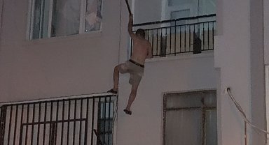 Kendini eve kilitleyip elinde bıçakla polise direndi, 1'inci kattan düşüp yaralandı
