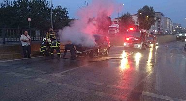 Kilometrelerce yol gidip aldığı cip, dönüş yolunda yandı