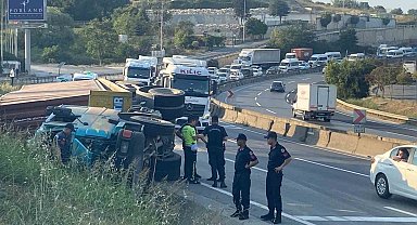 Kocaeli'de devrilen tırdan fırlayan sürücü öldü