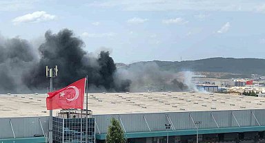 Kocaeli'de Migros deposunda büyük yangın
