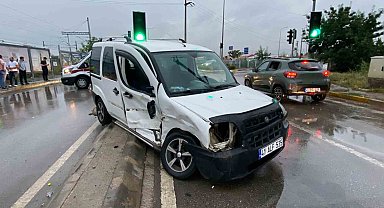 Kocaeli'de ticari taksi ile hafif ticari araç çarpıştı: 4 yaralı