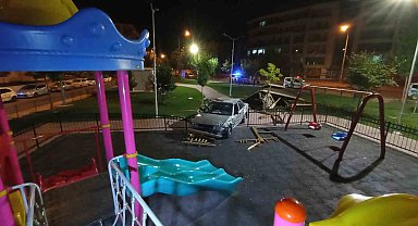 Kontrolden çıkan otomobil parka daldı