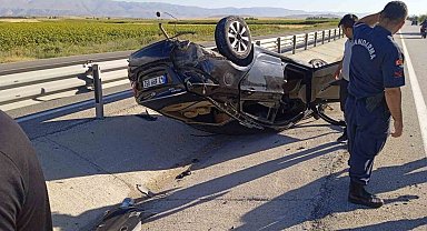 Konya'da otomobil refüje devrildi: 1 yaralı