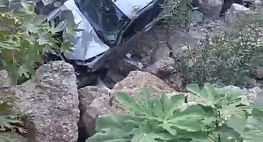 Köprüden uçan otomobildeki sürücü yaralandı