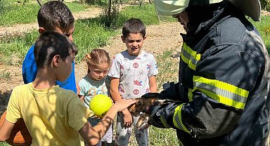 Kuyuya düşen kediyi top oynayan çocuklar fark etti