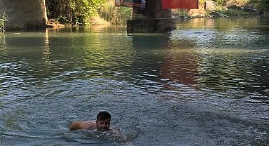 Mahalle halkı akarsu üzerinde kurulan havuzda serinliyor
