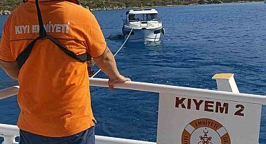 Marmaris açıklarında karaya oturan tekneyi KIYEM ekipleri kurtardı