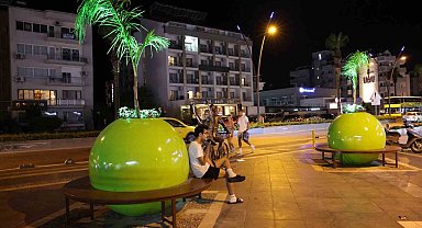 Marmaris'te dev saksılar ilgi çekti