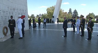 Milli Savunma Bakanı Güler, Devlet Mezarlığı'nı ziyaret etti