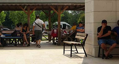 Öğretmen adayları içeride aileler dışarıda ter döktü