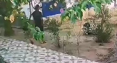 Önce yemek yedi, sonra paraları çaldı
