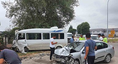 Otomobil ile minibüs çarpıştı : 4 yaralı