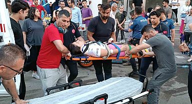 Otomobile çarpan motosiklet yola savruldu: 2 yaralı