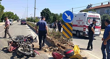 Otomobille çarpışan motosiklet sürücüsü ağır yaralandı