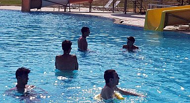 Özel bireyler su parkında serinledi