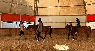 Özel çocuklara atlı terapi eğitimi