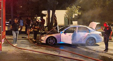 Park halindeki lüks otomobilde korkutan yangın
