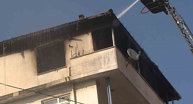 Pendik'te binanın çatı katı alev alev yandı