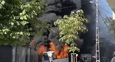 Pendik'te minibüs alev alev yandı