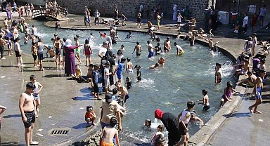 Plajı andıran görüntülerde çocuklar bazal taşlarında güneşlendi