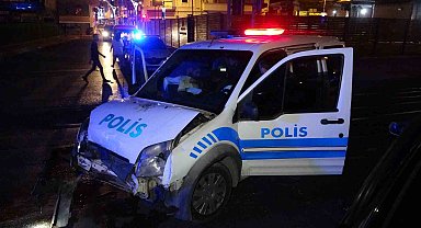 Polis aracı ile otomobil çarpıştı: 1'i polis 2 yaralı