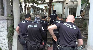 Polis ekiplerinden terk edilmiş evlere baskın...Şüpheliler böyle yakalandı