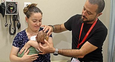 Pusetten düşüp kafatası kırılan 1 aylık bebek, başarılı ameliyatla hayata tutundu