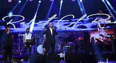 Rafet El Roman Esenyurt'taki Gençlik Festivali'nde hayranlarıyla buluştu