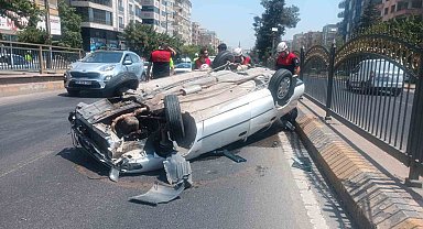 Refüje çarparak devrilen otomobilin sürücüsü yaralandı