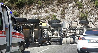 Sakar'da kamyon devrildi, yol trafiğe kapandı