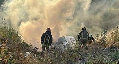 Şarampole uçan minibüs alev alev yandı: 2 yaralı