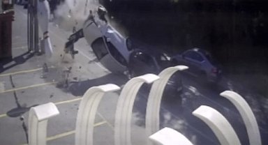 Sarıyer'de feci kaza kamerada: Bowling heykeline çarpıp takla attı