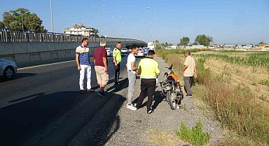 Servis otobüsünün önünden geçti, motosikletin altında kalarak yaralandı