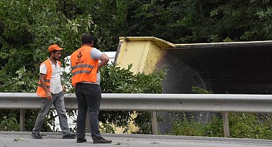 Sinop'ta kamyon devrildi: 1 yaralı