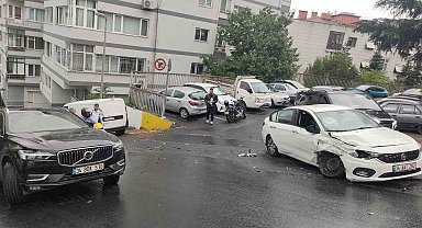 Şişli'de facianın eşiğinden dönüldü: Market kamyonu yokuş aşağı kayarak 7 araca çarptı