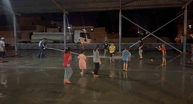Sulama aracının hortumuyla serinlediler