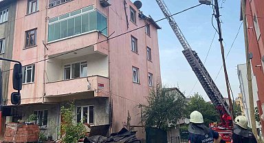 Sultanbeyli'de 3 katlı binanın çatısı alevlere teslim oldu