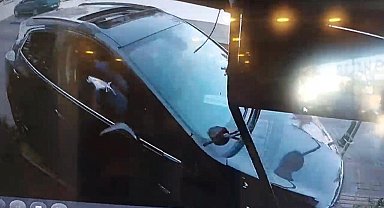 Sultanbeyli'de kontrolden çıkan otomobilin dükkana daldığı anlar kamerada