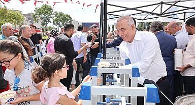 Sultangazi'de cuma namazı çıkışında vatandaşlara aşure ikramı
