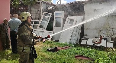 Sultangazi'de elektrik direğinden kopan kablo gecekonduyu küle çevirdi