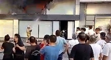 Sultangazi'de tekstil atölyesindeki yangın söndürüldü